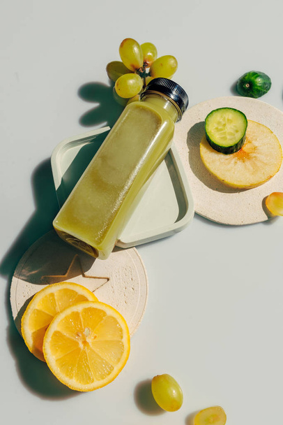 Green smoothie bottle, natural and organic detox - Foto, Imagem