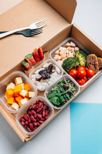 Здоровое питание в обеденной коробке, минимальная концепция пищевой работы. Сбалансированный
  - Фото, изображение