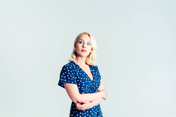 Портрет блондинки в темно-синій сукні
 - Фото, зображення