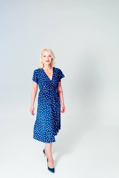 Portrait d'une femme blonde en robe bleu foncé
 - Photo, image