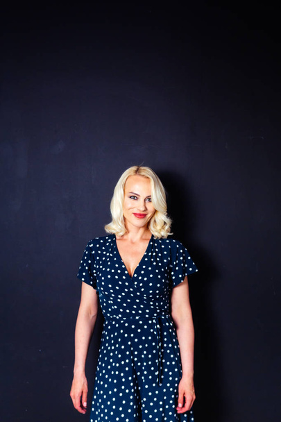 Портрет блондинки в темно-синем платье
 - Фото, изображение