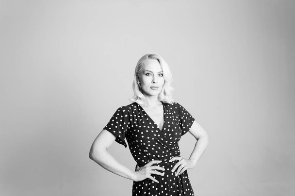 Portret blond kobieta w czarnej sukni - Zdjęcie, obraz