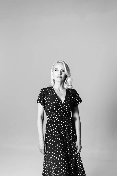 Portret blond kobieta w czarnej sukni - Zdjęcie, obraz