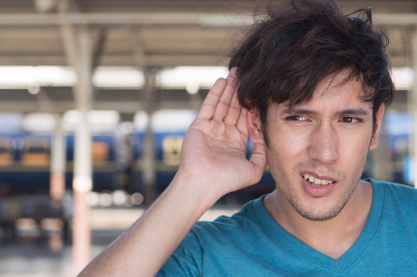 Άνθρωπος που αντιμετωπίζει απώλεια ακοής, δυσκολία ακοής, πρόβλημα κώφωση - Φωτογραφία, εικόνα