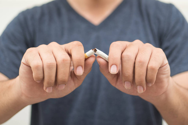 uomo smettere di fumare, divieto di fumare concetto
 - Foto, immagini