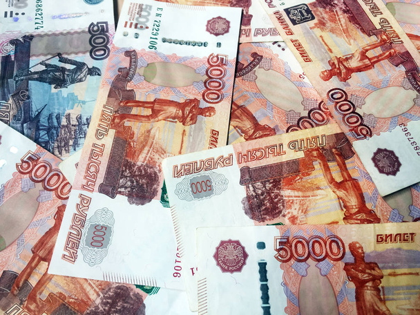 зображення банкнот від 500 і 5000 російських рублів як фон - Фото, зображення