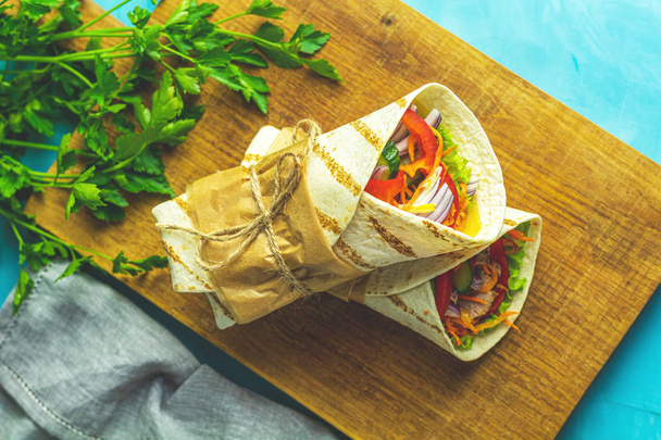 Shawarma sandwich with grilled meat, vegetables, cheese - Foto, afbeelding