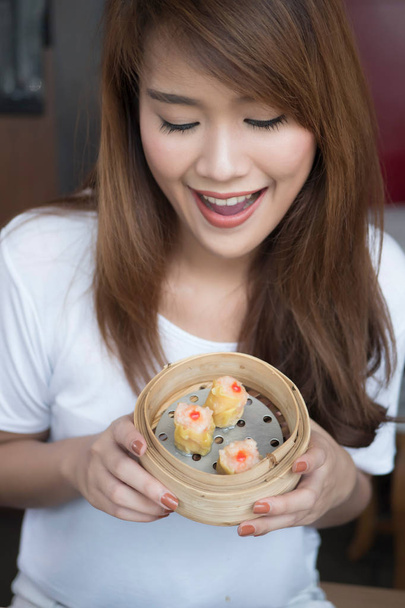 mulher comer chinês hong kong dim sum
 - Foto, Imagem