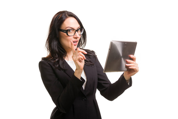Portré üzleti nő szemüvegek gazdaság tabletta számítógép - Fotó, kép