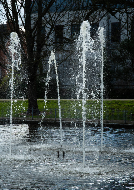 vierstrahliger Springbrunnen - Foto, Bild
