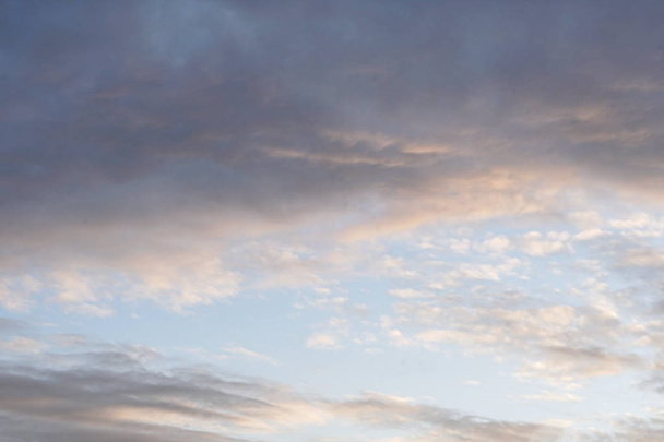 Nube esponjosa puesta de sol cielos. Fondo de la naturaleza. Textura
 - Foto, Imagen