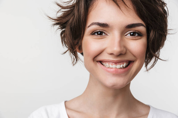 Portrait closeup of pretty woman with short brown hair in basic  - 写真・画像