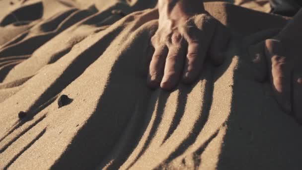 Ženy ruka dotýká písek na pláži - Záběry, video
