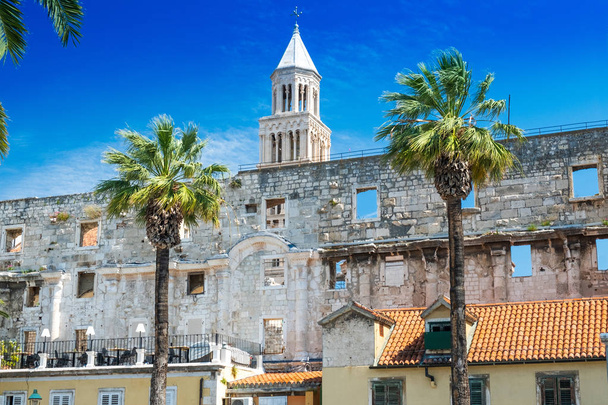 Split, Hırvatistan, 3. yüzyılda Roma İmparatoru Diocletianus Sarayı duvarları, dünya mirası sitesi, arka planda Katedral Kulesi - Fotoğraf, Görsel