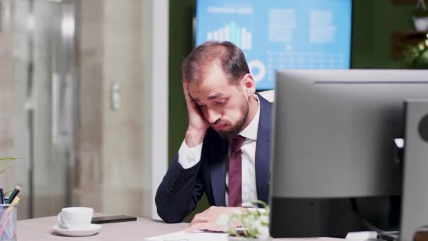Медленная съемка перегруженного бизнесмена в одиночестве в офисе в конце недели
 - Кадры, видео
