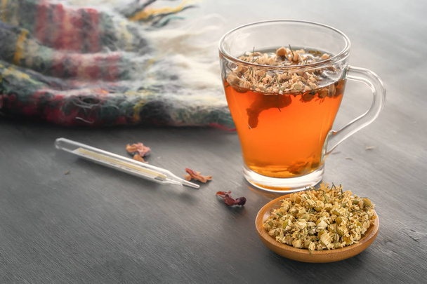 Bylinkový čaj s farmaceutickým heřile na šedém dřevěném stole. Kopírovat místo - Fotografie, Obrázek