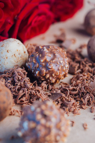 Truffelsnoepjes bedekt met geraspte chocolade over ambachtelijke papier nea - Foto, afbeelding
