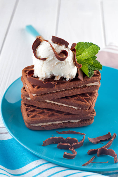 Čokoládové sušenky pokryté vanilkovou zmrzlinou - Fotografie, Obrázek