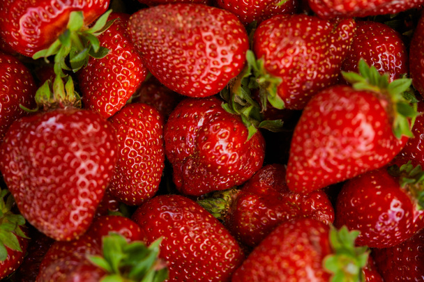 Κορυφαία όψη του υποβάθρου με κόκκινες φρέσκες φράουλες - Φωτογραφία, εικόνα