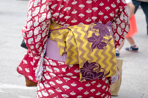 Fiatal lány visel japán kimonó állandó előtt Sensoji  - Fotó, kép