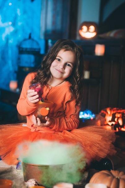 Egy kislány boszorkányfőzet jelmezben. - Fotó, kép