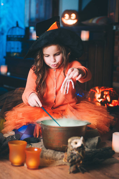 Bambina in costume di strega con bacchetta magica - Foto, immagini