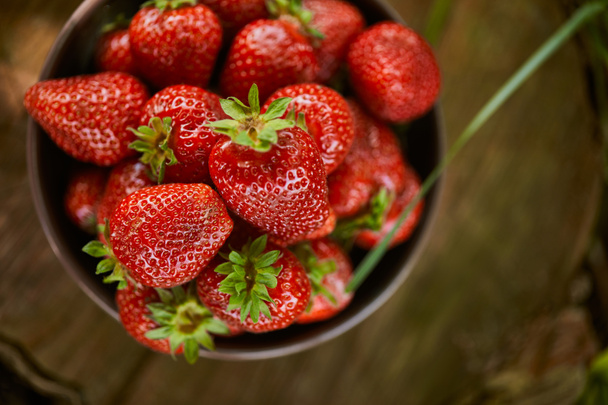 vue du dessus des fraises fraîches dans un bol sur moignon
 - Photo, image