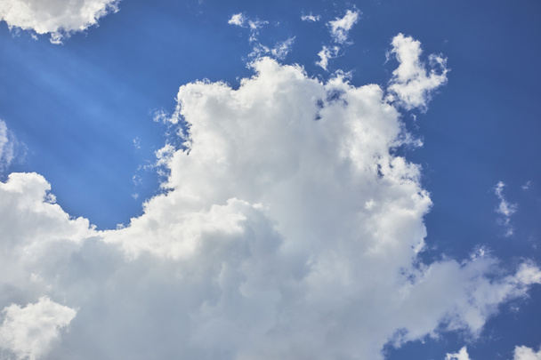 φόντο με μπλε ουρανό και άσπρα σύννεφα - Φωτογραφία, εικόνα