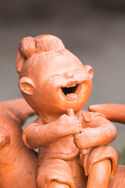usmívající se dítě z hlíny v zahradě - Fotografie, Obrázek