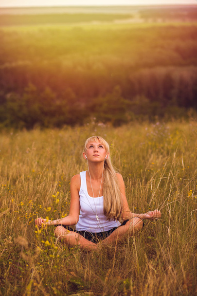 Yoga vrouw meisje vrouwelijke meditatie lichaam lotus jonge ontspanning hij - Foto, afbeelding