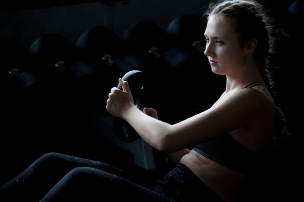 νέος γυμναστήριο άθλημα κορίτσι κάνει κοιλιακές ασκήσεις με βάρος β - Φωτογραφία, εικόνα