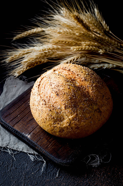 Rye bread on dark background - Фото, зображення