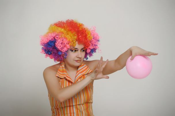 Girl with balloons in a colored wig - Foto, afbeelding