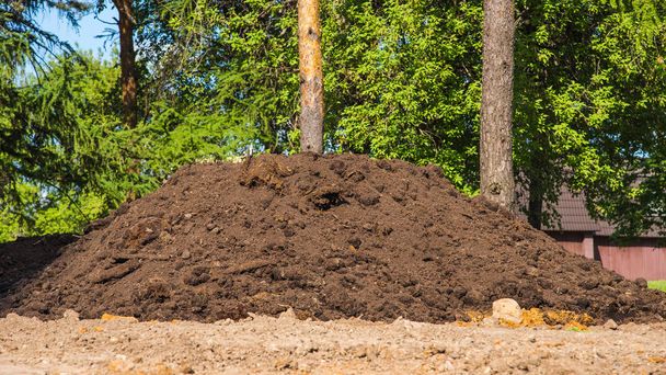 Grote stapel bodem compost - Foto, afbeelding