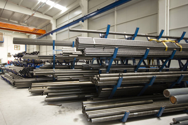 стальные трубы на заводе  - Фото, изображение