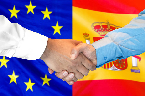 Uzgadnianie na temat Unii Europejskiej i Hiszpanii flagi tle. - Zdjęcie, obraz
