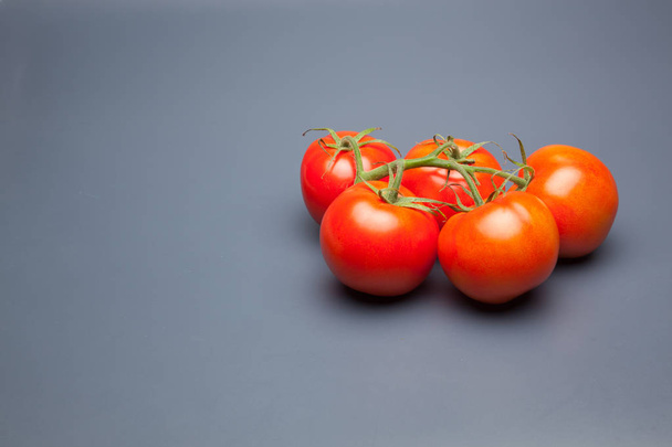red tomato, full of vitamins and health, ideal for salads, juices, jams, sfritos, as an ingredient in the kitchen, has a thousand different uses in Mediterranean cuisine - Foto, Imagen