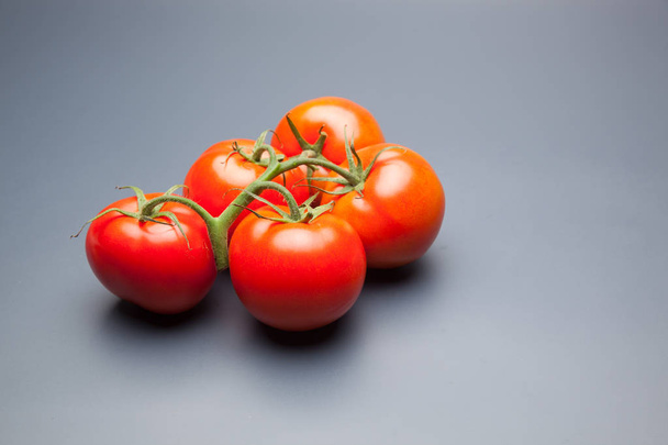 red tomato, full of vitamins and health, ideal for salads, juices, jams, sfritos, as an ingredient in the kitchen, has a thousand different uses in Mediterranean cuisine - Fotoğraf, Görsel