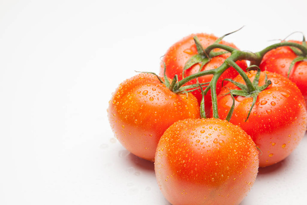 pomodoro rosso, ricco di vitamine e salute, ideale per insalate, succhi, marmellate, sfritos, come ingrediente in cucina, ha mille usi diversi nella cucina mediterranea
 - Foto, immagini