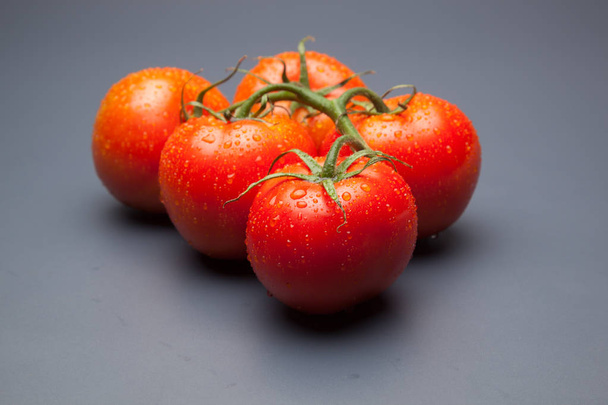 tomate rouge, pleine de vitamines et de santé, idéal pour les salades, jus, confitures, sfritos, comme ingrédient dans la cuisine, a mille utilisations différentes dans la cuisine méditerranéenne
 - Photo, image