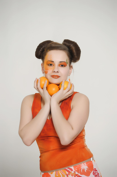 Девушка в оранжевом платье
 - Фото, изображение