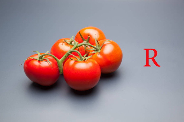 tomate rojo, lleno de vitaminas y salud, ideal para ensaladas, jugos, mermeladas, sfritos, como ingrediente en la cocina, tiene mil usos diferentes en la cocina mediterránea
 - Foto, Imagen