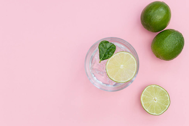 Bebida de cóctel gin tonic en vaso sobre fondo rosa de verano
 - Foto, imagen