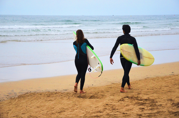 surfistas en la playa - Foto, Imagen