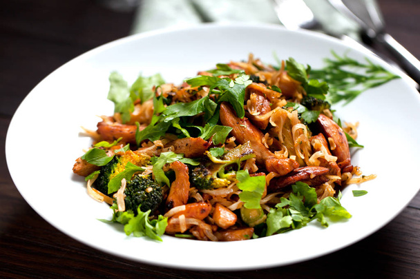 rice noodles with chicken, mushrooms and vegetables on plate - Foto, Bild