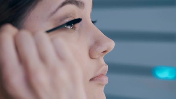 close up shot of make up artist apply false eyelashes - Video, Çekim