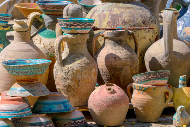 Exposition of traditional old Uzbek pottery - Fotografie, Obrázek