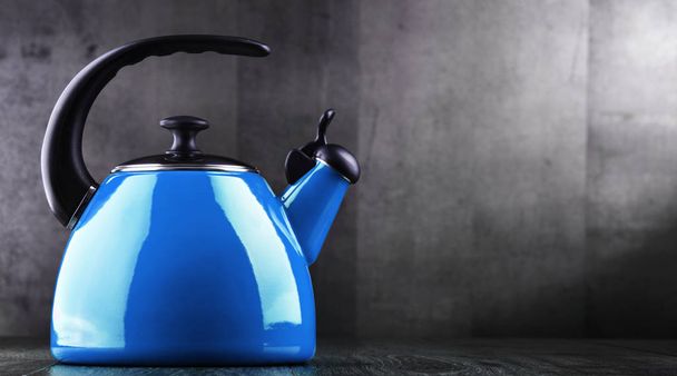 Tradycyjny czajnik ze stali nierdzewnej z gwizdką - Zdjęcie, obraz
