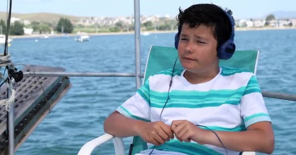 Молодий хлопчик слухає музику на човні
 - Кадри, відео