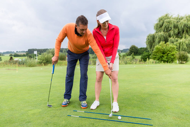 Entrenador de golf ayudando a la jugadora
 - Foto, Imagen
